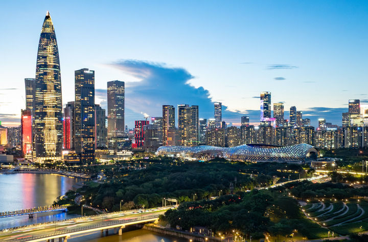 &emsp;&emsp;这是位于广东省深圳市南山区的深圳湾体育中心以及周边建筑（2025年6月25日摄，无人机照片）。