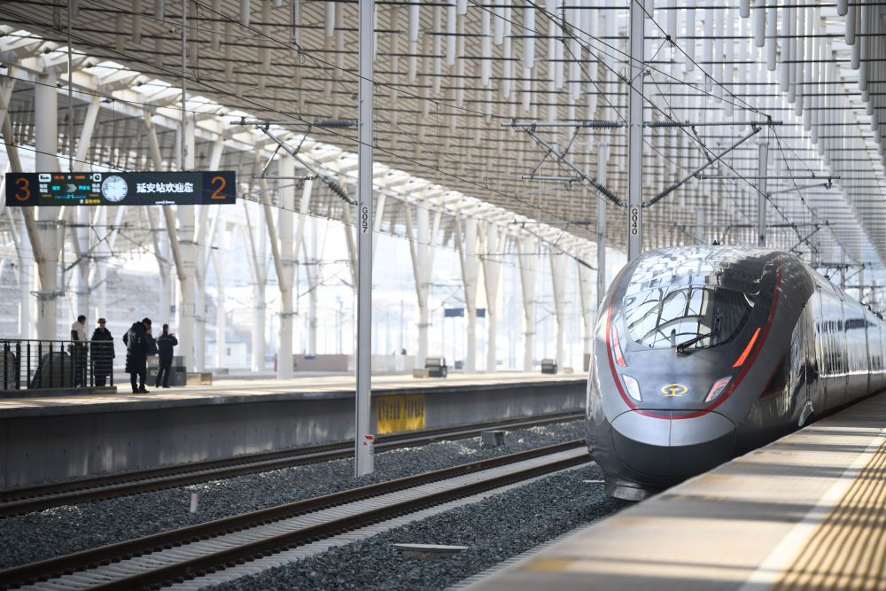 2025年12月26日，西安至延安高铁开通运营。至此，中国高铁运营里程突破5万公里。这是西延高铁首发列车从延安站驶出。