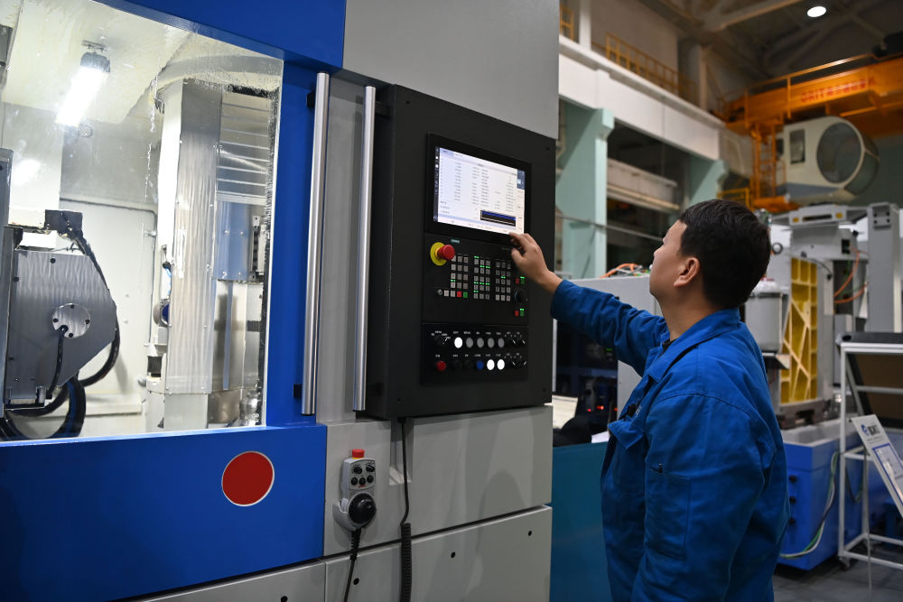 2025年10月28日，在秦川机床工具集团股份公司总装车间，工作人员在调试机床。