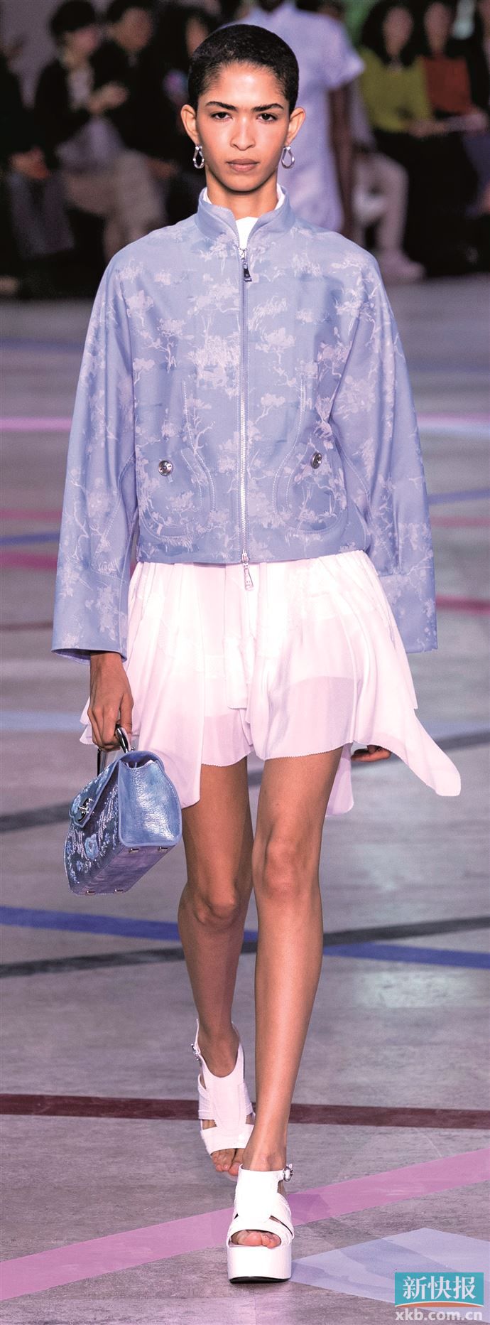 立领设计也融合进现代版型的夹克，中式雅致与西式休闲完美融合。