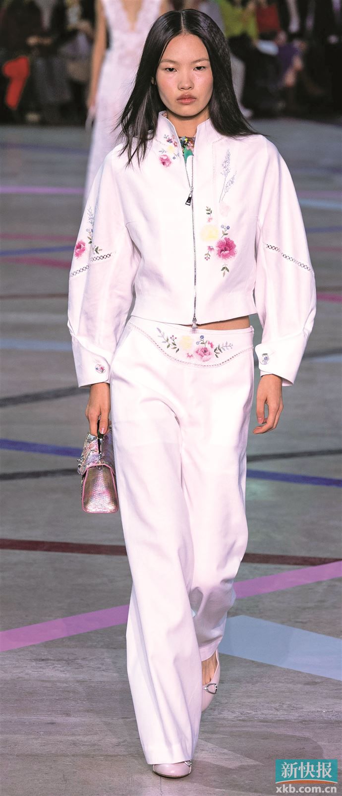 中式刺绣的技法、样式丰富，给极简新中式的穿搭风格增添了灵动诗意。