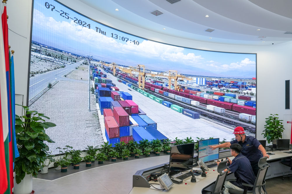 △ 在中哈（連云港）物流合作基地，工作人員通過“中哈物流場站”信息化跟蹤系統查看集裝箱運輸情況（2024年7月25日攝）。
