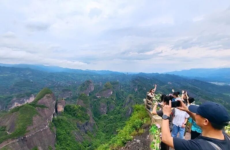 崀山风景名胜区，游客在八角寨赏景游玩。（鄢跃斌/摄）