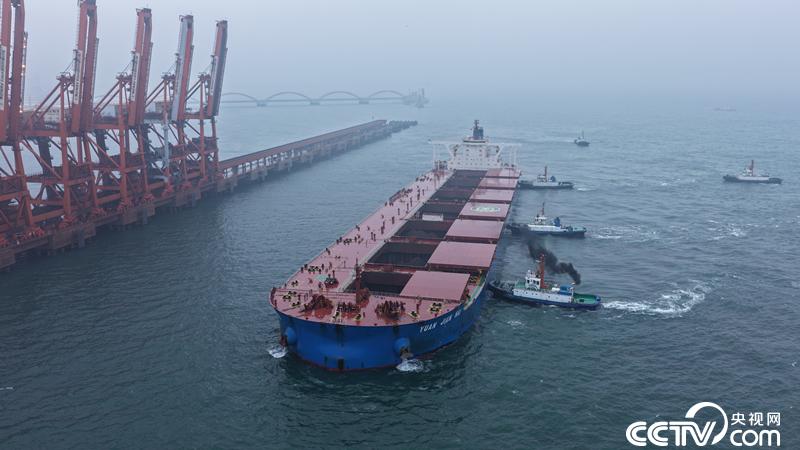 5月17日，满载约40万吨巴西铁矿石的&ldquo;远见海&rdquo;轮顺利靠泊河北港口集团曹妃甸港区矿石码头。王中伟摄
