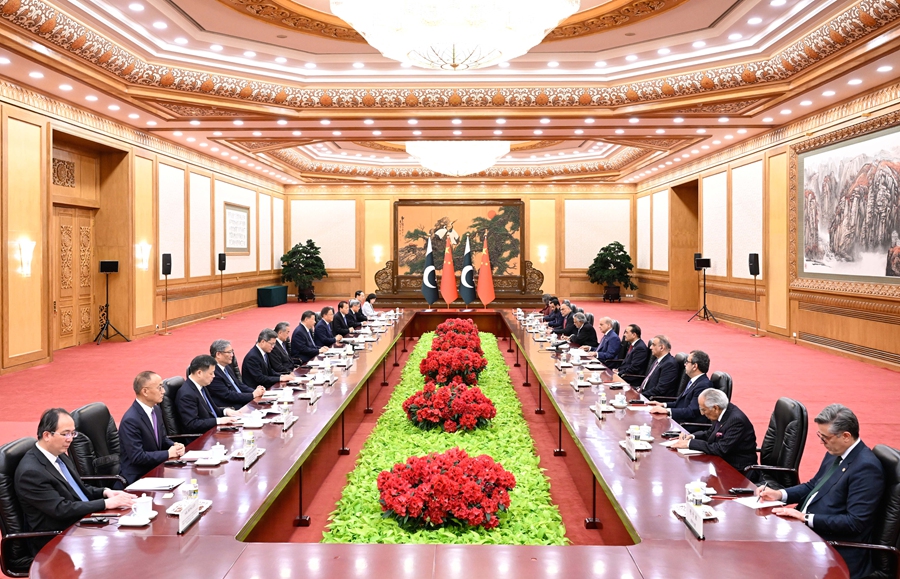 5月25日下午,国家主席习近平在北京人民大会堂会见来华进行正式访问的巴基斯坦总理夏巴兹。