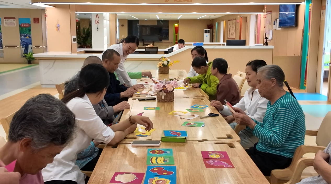 老人们围坐一堂做手工（杨振民/摄）