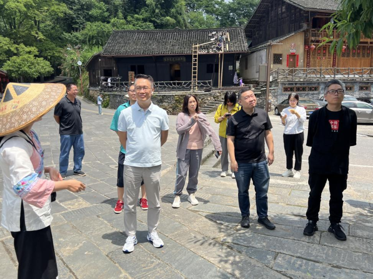 总台湖南总站领导及专家代表在十八洞村实地调研 摄影 何佳丽