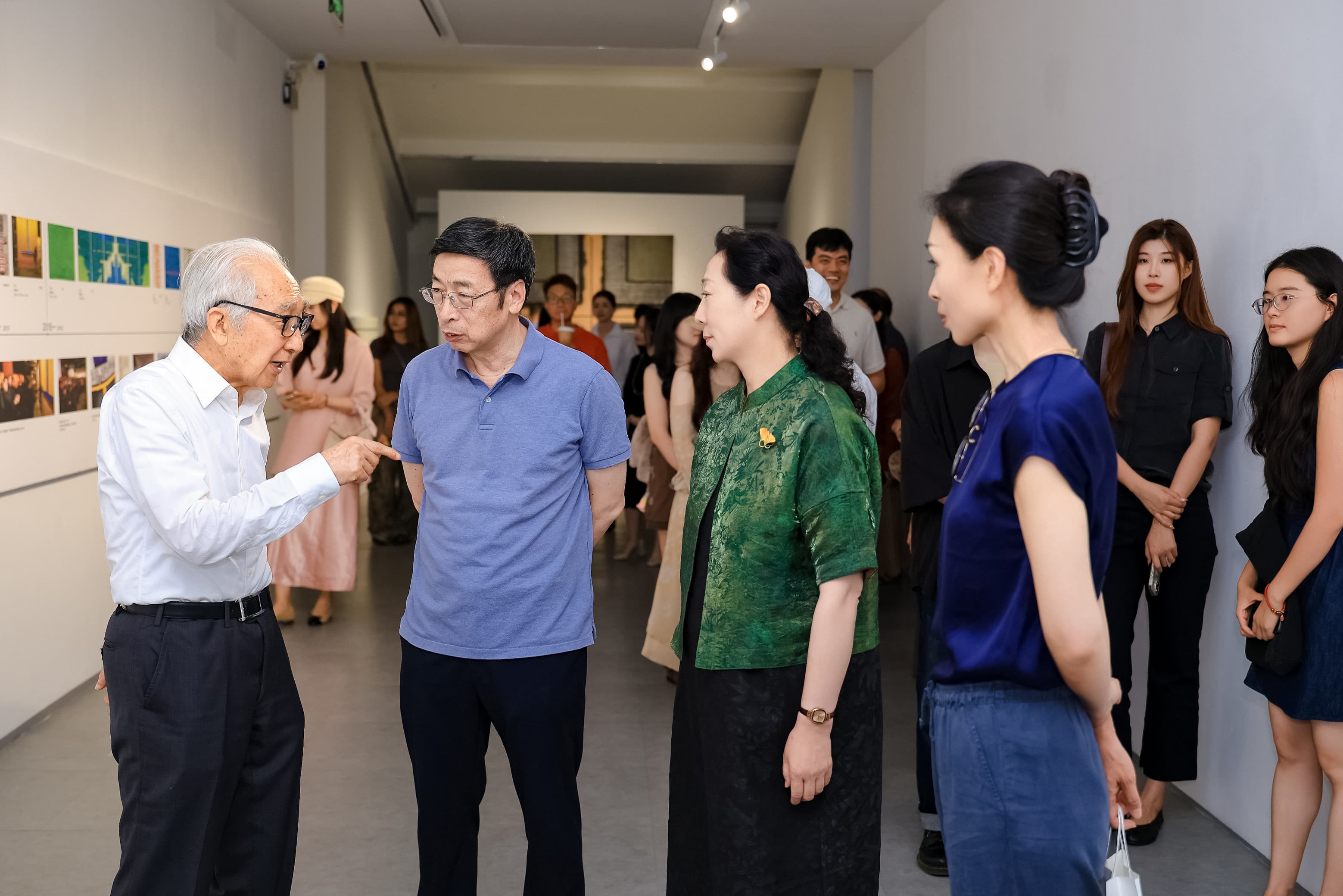 嘉宾参观展览