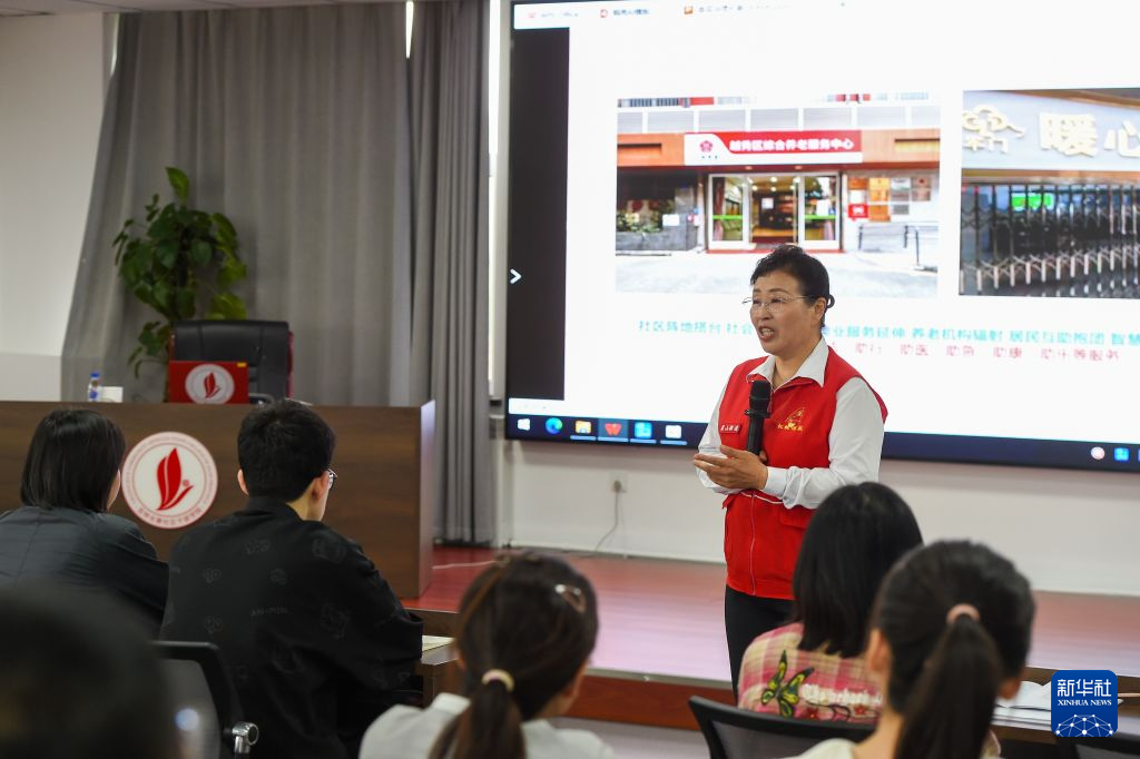 6月9日，在吉林长春社区干部学院，吴亚琴向学员传授工作方法。
