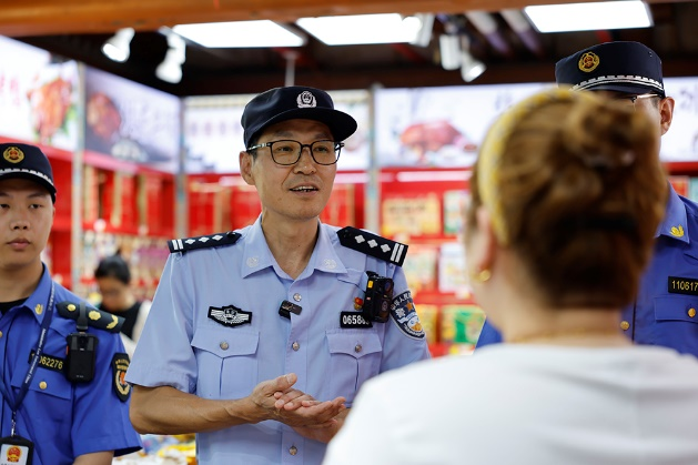 7月15日,民警联合城管部门对颐和园东宫门外沿街商铺进行检查 央视网记者 谢博韬 摄