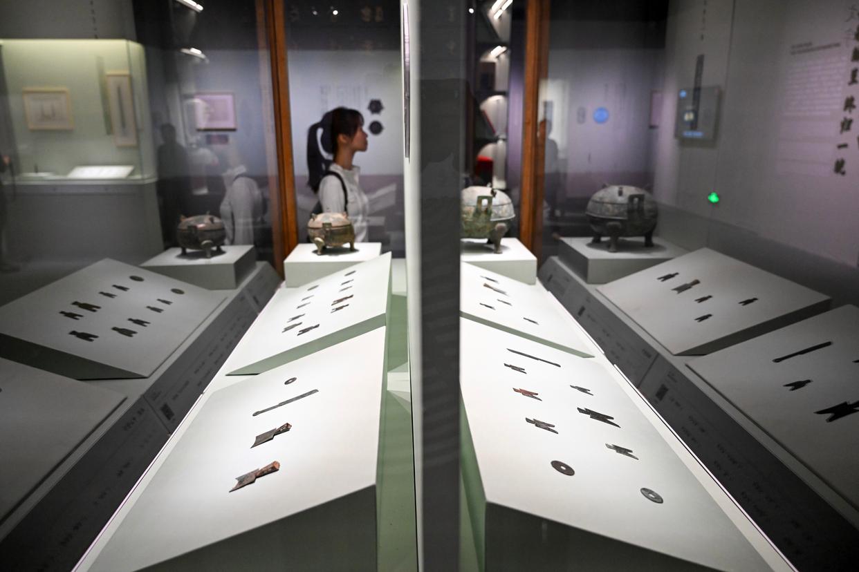 7月16日，观众参观展出的古代钱币。新华社记者 金良快 摄