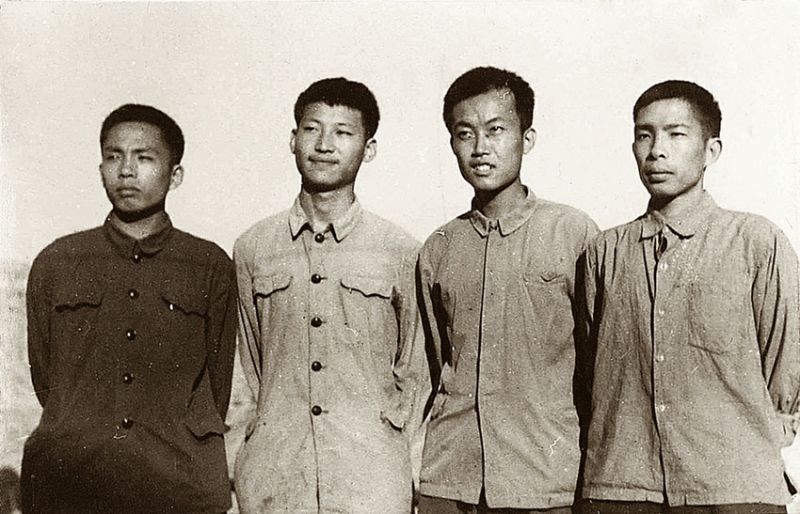 1973�꣬ϰ��ƽ��������λ����֪�ࣨͼƬ���ԡ�ϰ��ƽ������֪�����¡���