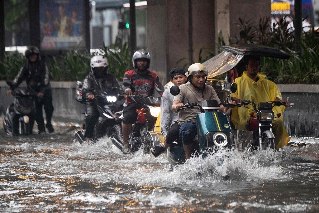 菲律宾民防局：持续强降雨已致500多万人