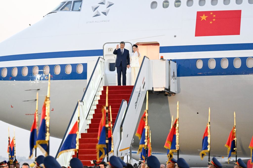 Chinese President Xi Jinping and his wife Peng Liyuan step out of the airplane cabin upon arrival in Cairo, Egypt, on Sept. 1, 2026. Xi landed in Cairo on Tuesday for a state visit to Egypt at the invitation of Egyptian President Abdel Fattah El-Sisi. (Xinhua/Shen Hong)