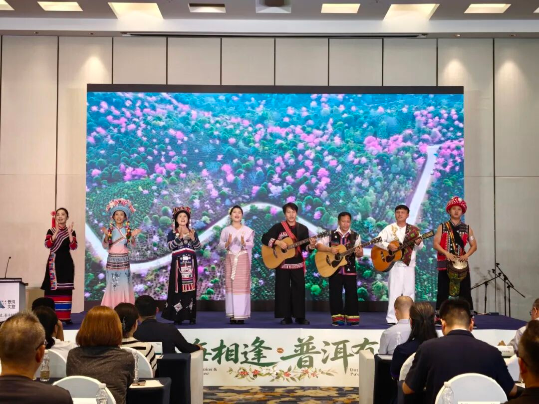 上海展演现场,表演者演唱《景迈欢迎你》 普洱景迈山古茶林保护管理局 供图