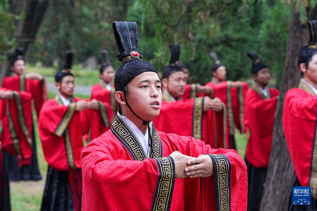 9月28日,在2026丙午年公祭孔子大典上,参祭人员诵读儒学经典。新华社记者 朱峥 摄