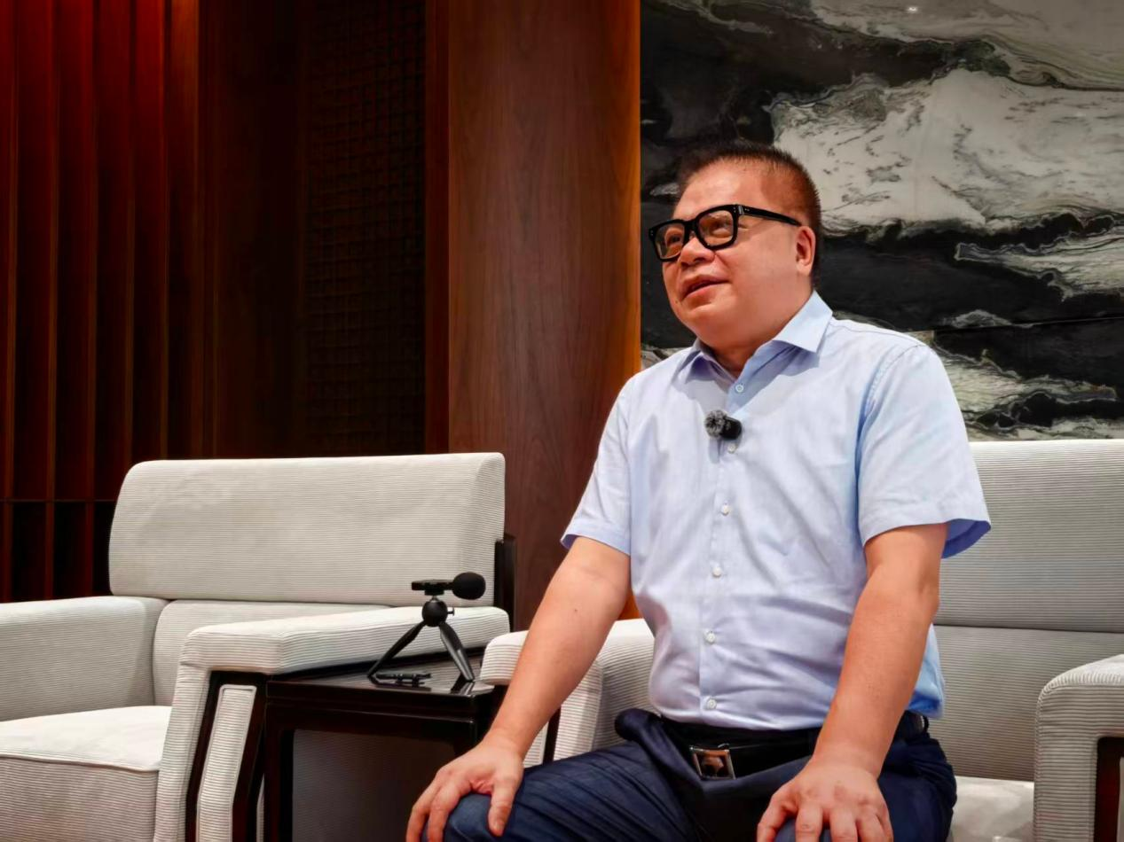 李国平接受记者采访。