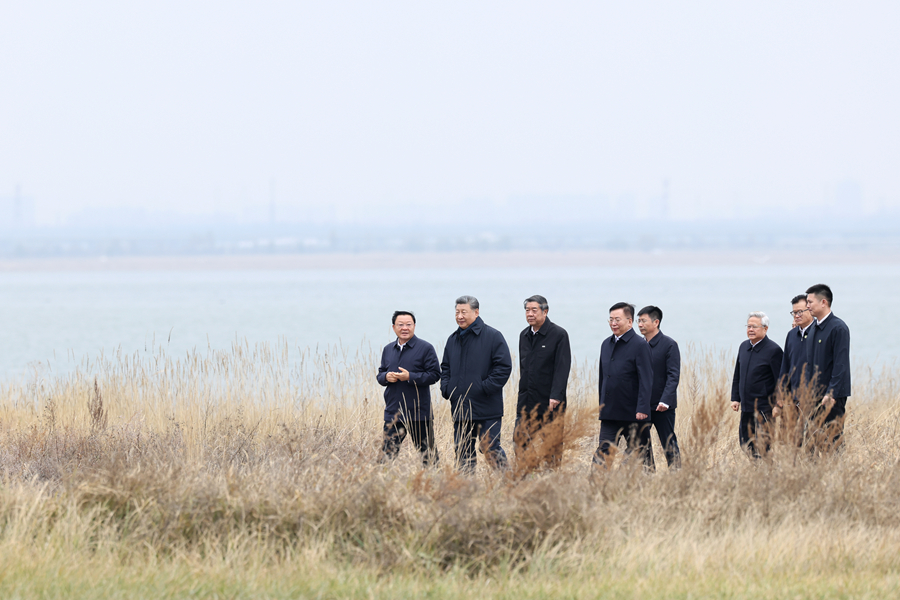 10月16日,中共中央总书记、国家主席、中央军委主席习近平在内蒙古自治区乌兰察布市考察。这是习近平在察哈尔右翼前旗的黄旗海自然保护区考察。