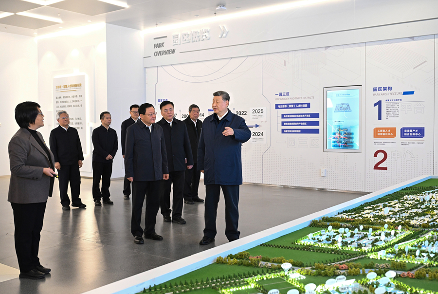 10月16日,中共中央总书记、国家主席、中央军委主席习近平在内蒙古自治区乌兰察布市考察。这是习近平在察哈尔高新技术开发区考察,了解绿色算力产业发展等情况。