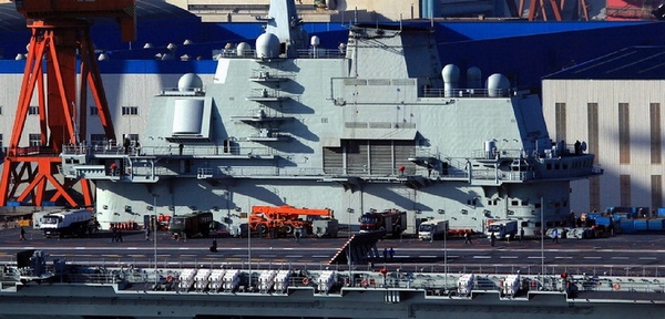 16号航母甲板上出现各种车辆以及两架飞机模型( 图片来源:环球网)