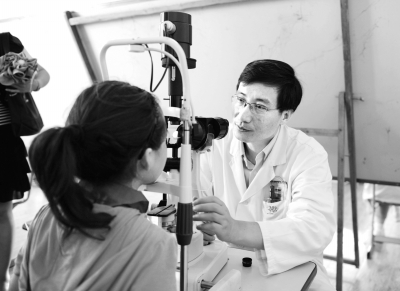 图为魏文斌到安徽泾县义诊(2011年5月20日摄).新华社发