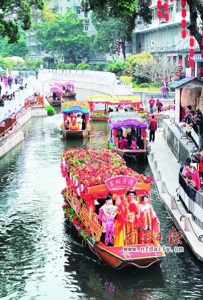 "钻石婚"白发老人登上花船,畅游荔枝湾.南方日报记者 高笑 摄