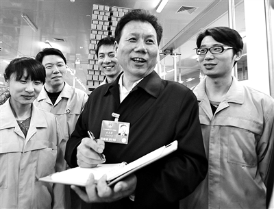 党建 滚动新闻   全国人大代表,河北汇福粮油集团董事长石克荣(左图)