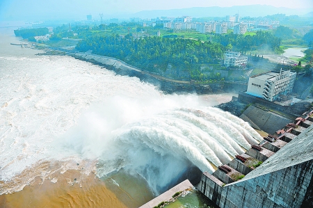 图为正在泄洪的丹江口大坝.
