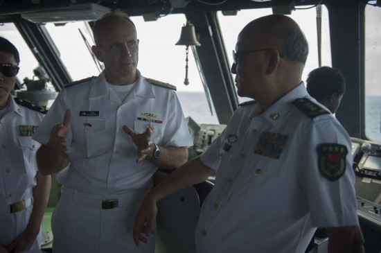 组图:中国海军司令吴胜利登上美军濒海战斗舰参观