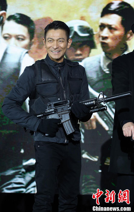 组图:刘德华变身硬汉 端着m4卡宾枪耍酷
