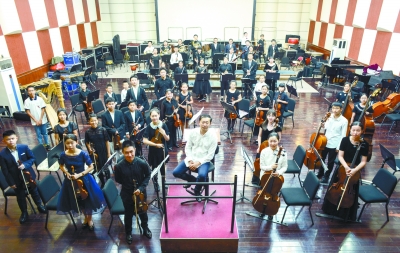 指挥张冰冰和他的小团员们.