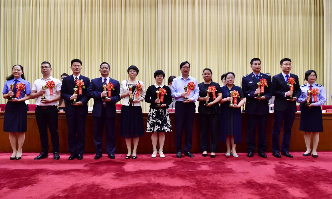 会上,全国妇联副主席,书记处书记邓丽宣读表彰决定.