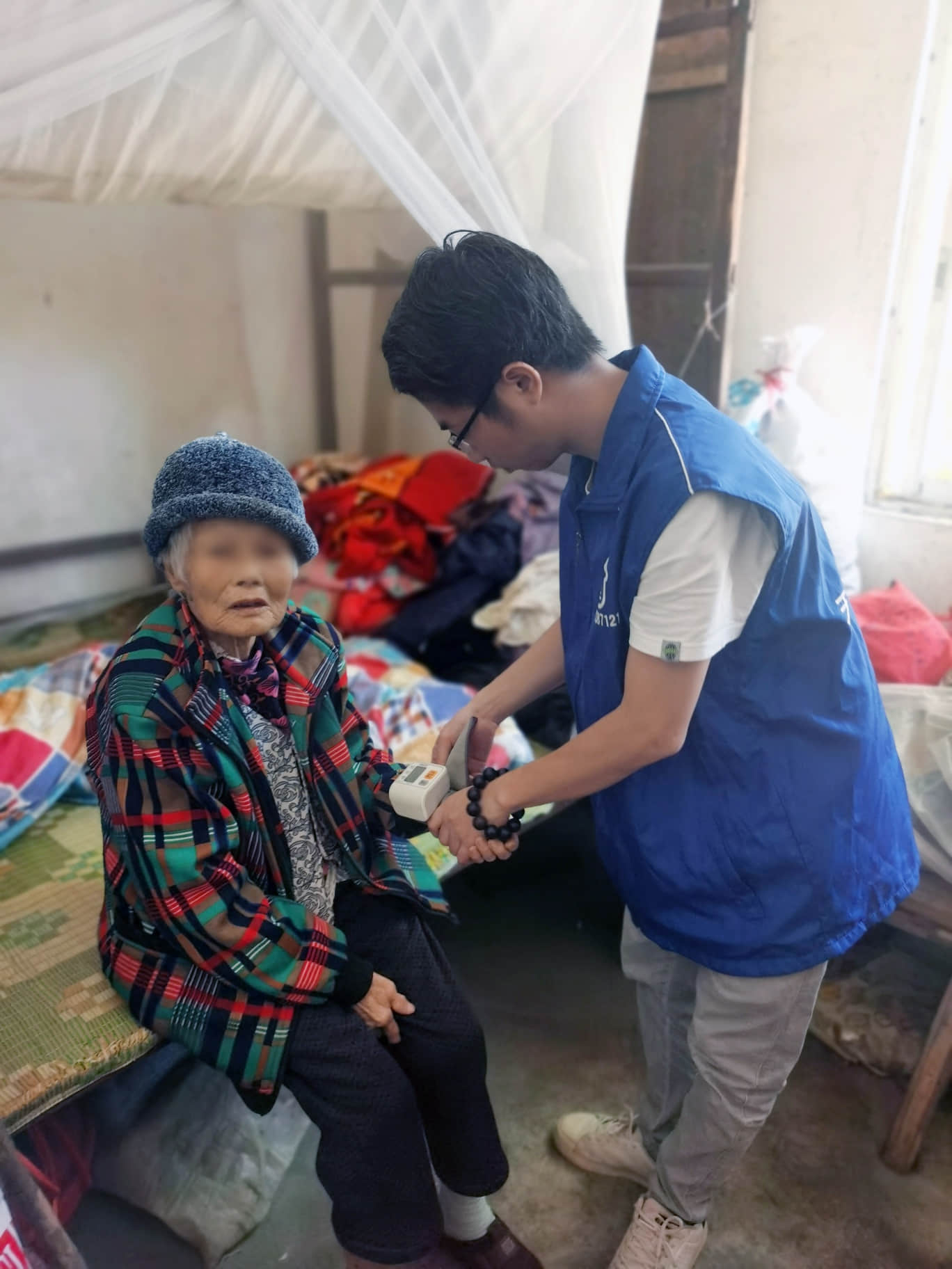 定向醫學生在廣西壯族自治區梧州市藤縣天平鎮塘衝村為建檔立卡戶進行健康體檢及健康指導。