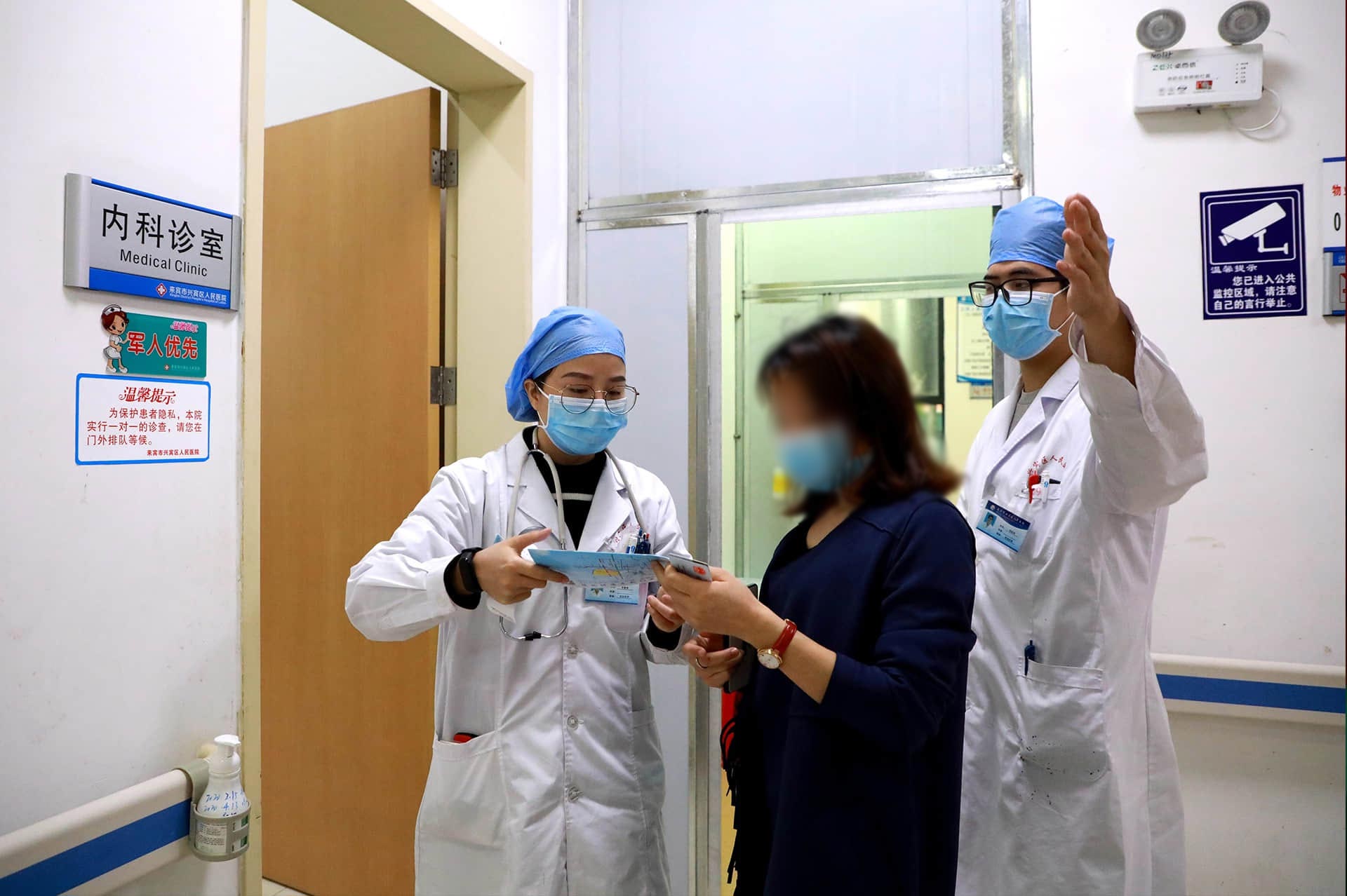 2020年廣西來賓市興賓區人民醫院定向醫學生在代教老師指導下學習。